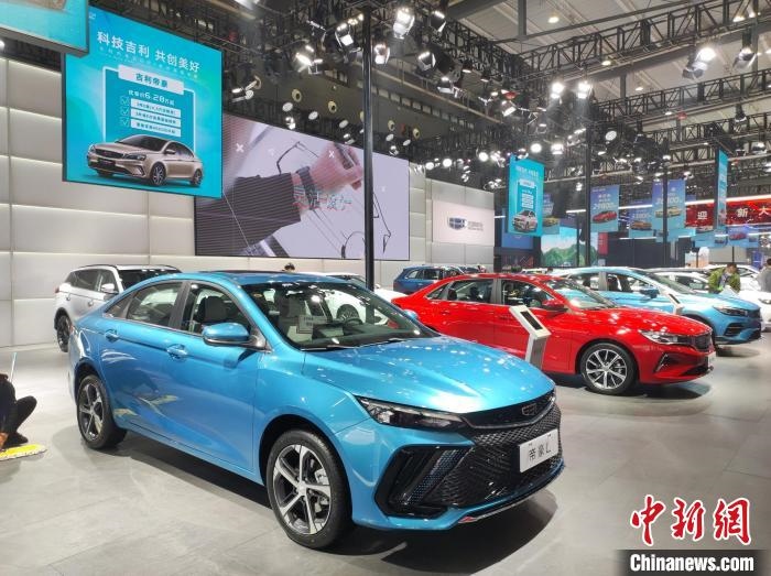 長沙國際車展上展出的汽車?！√菩∏?攝