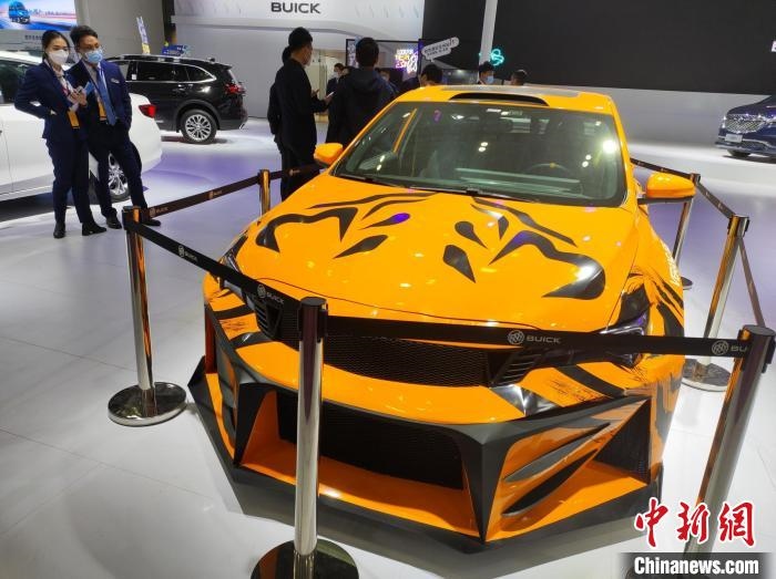長沙國際車展上展出的汽車?！√菩∏?攝
