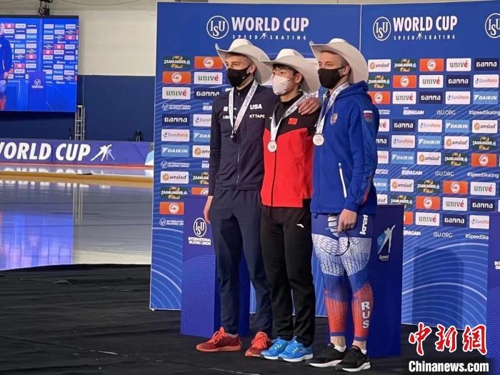 寧忠?guī)r在頒獎儀式上?！『邶埥◇w育局提供