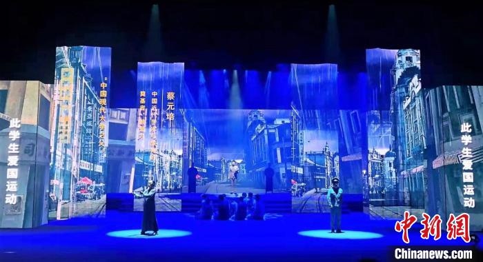 圖為“百年風(fēng)華”大型音樂史詩劇現(xiàn)場?！⒑ｌ` 攝