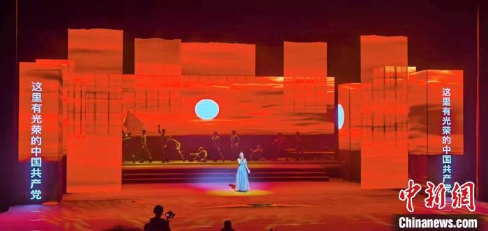 圖為“百年風(fēng)華”大型音樂史詩劇現(xiàn)場?！⒑ｌ` 攝