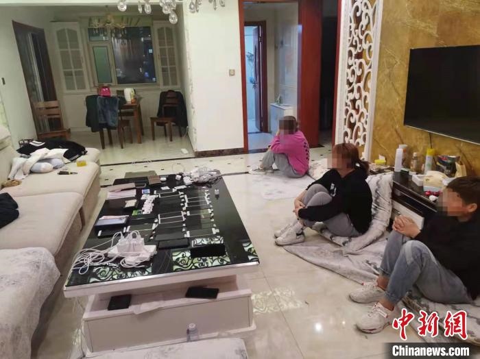 資料圖為果洛藏族自治州公安民警抓獲的犯罪嫌疑人?！‖斍呖h公安局供圖