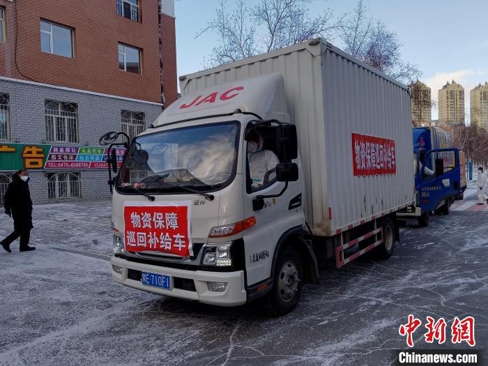 圖為滿洲里物資保障巡回補(bǔ)給車隊(duì)配貨現(xiàn)場(chǎng)?！∏靥饌?攝