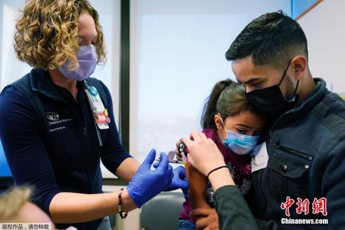 資料圖：當(dāng)?shù)貢r(shí)間11月3日，美國華盛頓，國立兒童醫(yī)院為孩子接種疫苗。美國新冠疫苗接種進(jìn)入了一個(gè)新階段，數(shù)百萬名小學(xué)生現(xiàn)在可以接種疫苗。