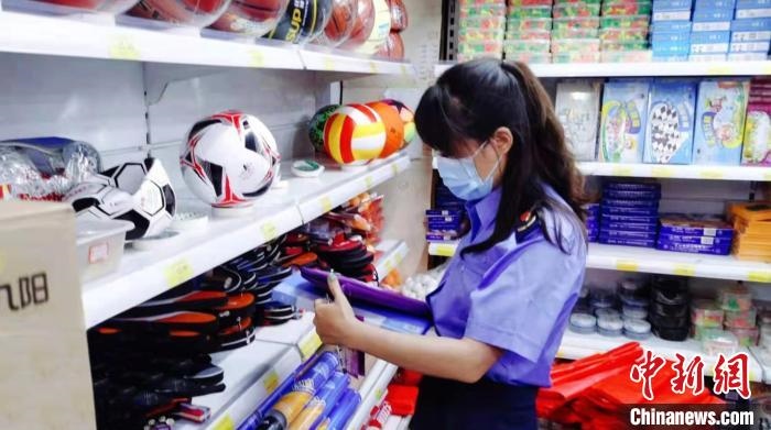 圖為秦皇島市海港區(qū)市場監(jiān)督管理局工作人員正在檢查涉冬奧標志商品?！∏鼗蕧u市海港區(qū)市場監(jiān)督管理局供圖