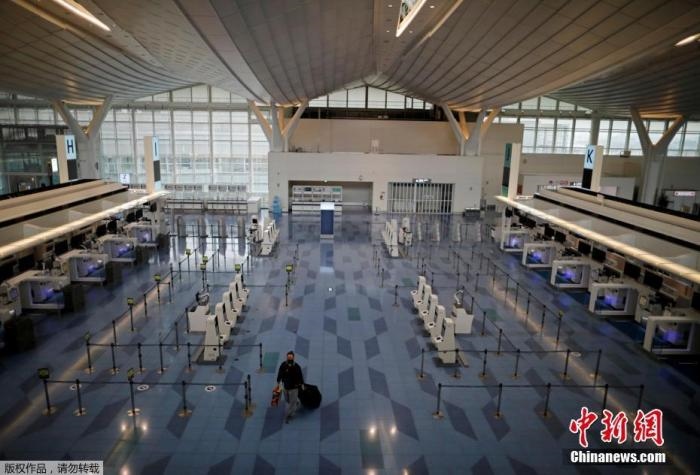 資料圖：日本東京，東京國際機場，一名乘客在國際航班航站樓的登機區(qū)。