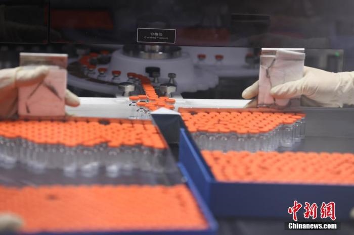 資料圖：北京科興中維生物技術(shù)有限公司生產(chǎn)線上的疫苗。 <a target='_blank' href='/'>中新社</a>記者 蔣啟明 攝 　