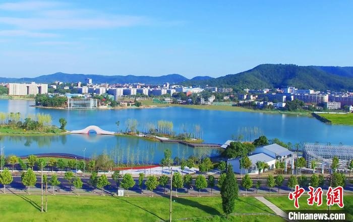 后湖藝術(shù)園?！√菩∏?攝