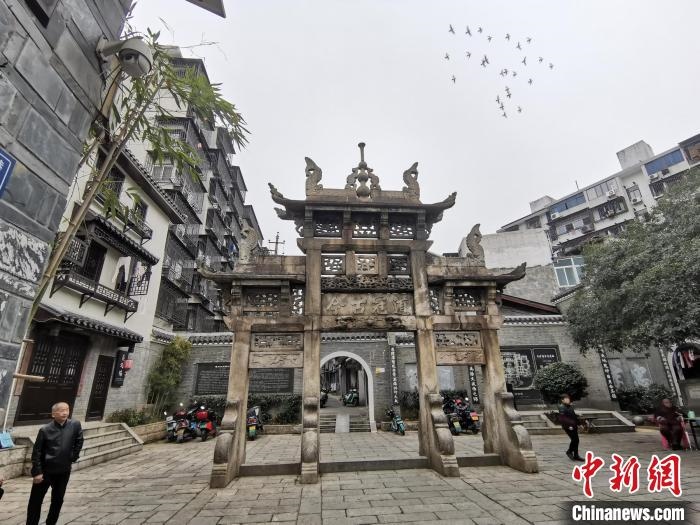 “道冠古今”牌坊?！×荷?攝