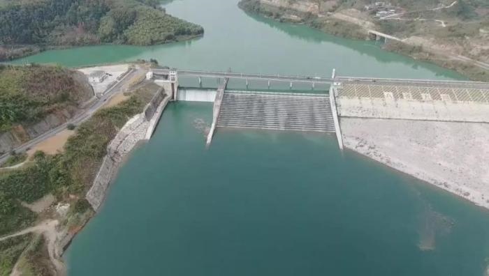 　　圖1 2021年12月7日，督察組使用無人機(jī)拍攝，保護(hù)區(qū)實驗區(qū)內(nèi)的八吝大壩已建成，且未設(shè)置過魚設(shè)施