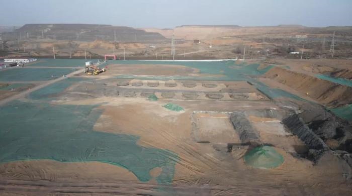 2021年12月11日，督察組使用無人機拍攝，神木市蘭炭產(chǎn)業(yè)特色園區(qū)檸條塔片區(qū)廢水集中處理設施僅完成部分基礎建設