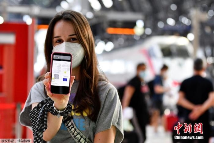 當(dāng)?shù)貢r間2021年9月1日，意大利米蘭，乘客在火車站出示的健康證明。