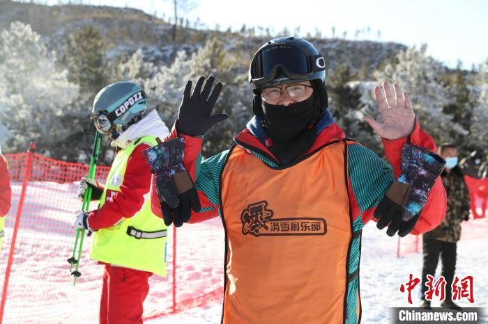 圖為滑雪場(chǎng)現(xiàn)場(chǎng)?！≡S婷 攝