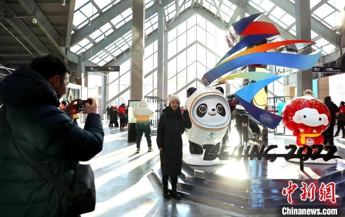 圖為滑雪場(chǎng)現(xiàn)場(chǎng)?！≡S婷 攝