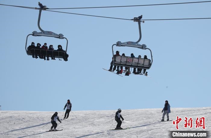 圖為滑雪場(chǎng)現(xiàn)場(chǎng)。　許婷 攝