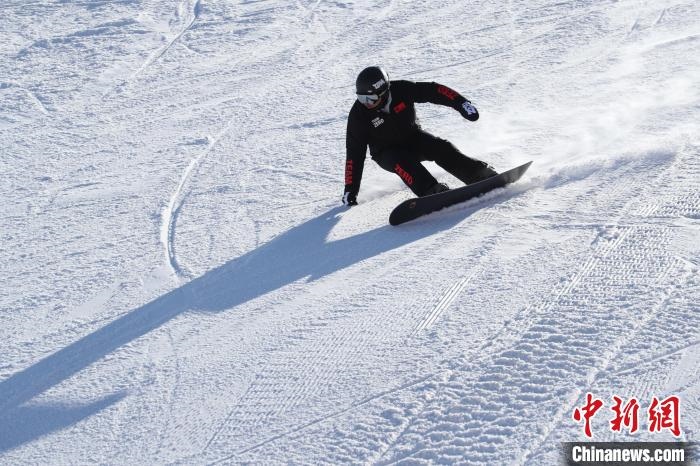 圖為滑雪場(chǎng)現(xiàn)場(chǎng)?！≡S婷 攝