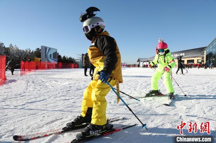 圖為滑雪場(chǎng)現(xiàn)場(chǎng)?！≡S婷 攝