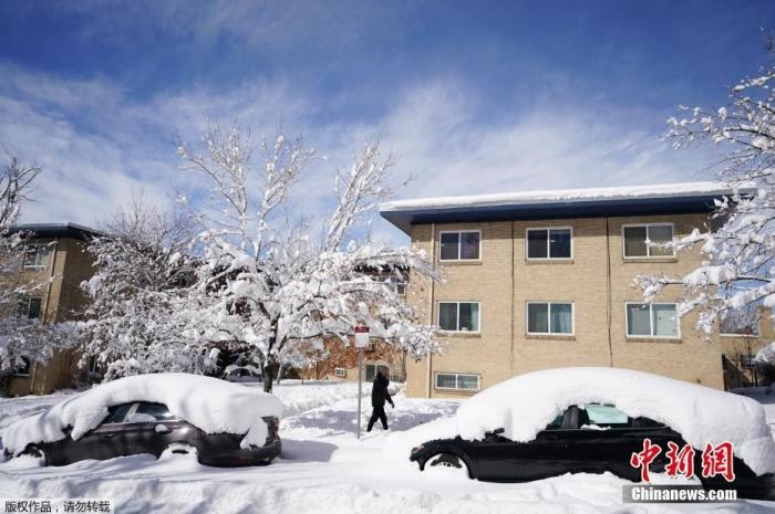 資料圖：當?shù)貢r間2021年3月15日，美國科羅拉多州丹佛，當?shù)赜瓉韽姳╋L(fēng)雪天氣，城市被積雪覆蓋。