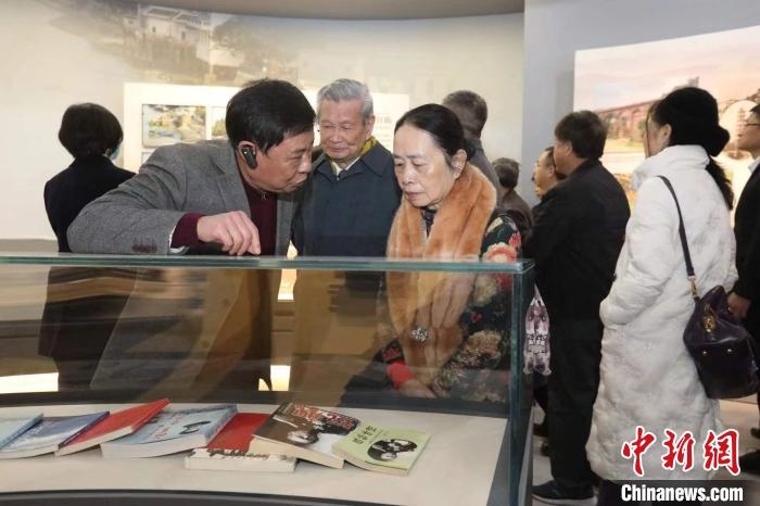 船政后裔在參觀新館?！￡悤造o 攝