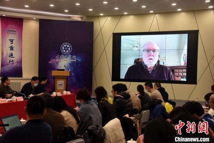美國(guó)伊利諾伊大學(xué)教授理查德？克魯切爾通過(guò)視頻點(diǎn)評(píng)FAST測(cè)量星際磁場(chǎng)最新研究成果?！?lt;a target='_blank' href='/'>中新社</a>記者 孫自法 攝