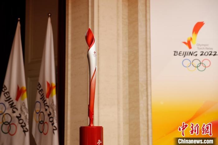 展示的北京冬奧會火炬?！〗x 攝