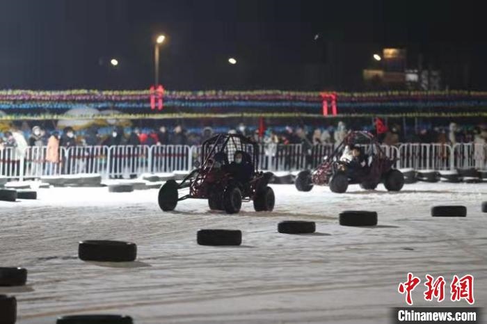 來(lái)吧，一起體驗(yàn)雪地越野車的刺激吧?！∮诤Ｑ?攝