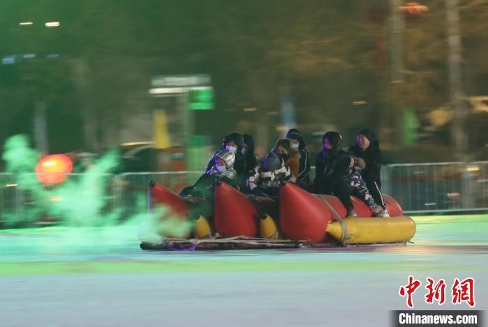 民眾沉醉在冰上香蕉船的快樂中?！∮诤Ｑ?攝