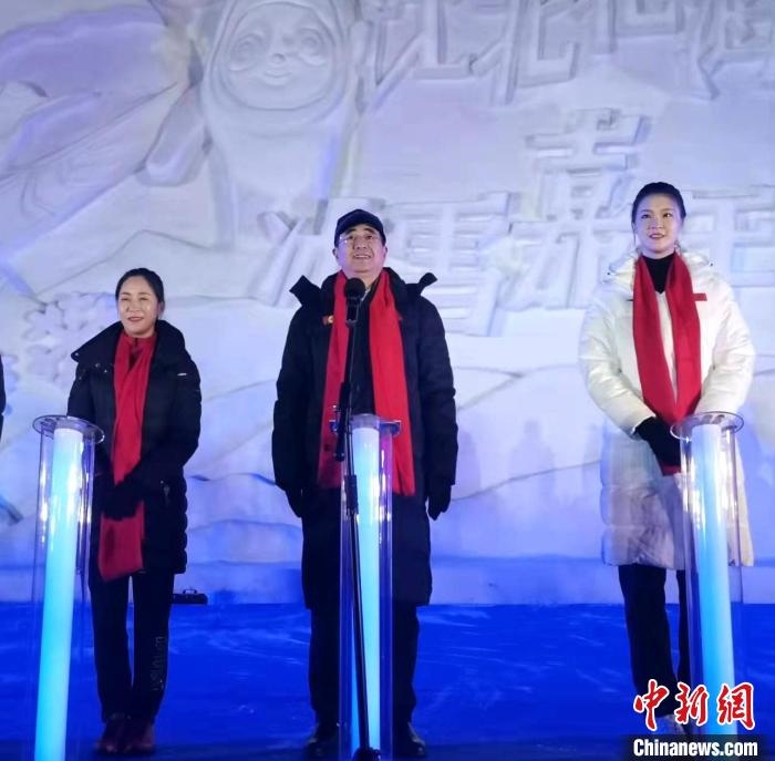 前女排國(guó)家隊(duì)隊(duì)長(zhǎng)奧運(yùn)冠軍惠若琪(右一)，中國(guó)女子田徑競(jìng)走奧運(yùn)冠軍王麗萍(左一)助陣當(dāng)晚活動(dòng)?！≮w桂華 攝