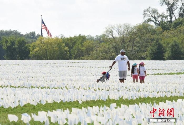 當(dāng)?shù)貢r(shí)間2021年9月18日，美國(guó)首都華盛頓國(guó)家廣場(chǎng)上插著數(shù)十萬(wàn)白色旗幟，悼念新冠逝者。這個(gè)名為“在美國(guó)：銘記”藝術(shù)裝置由美國(guó)藝術(shù)家弗斯滕伯格(Suzanne Firstenberg)策劃，她計(jì)劃在兩周內(nèi)與公眾一起在華盛頓國(guó)家廣場(chǎng)插上與美國(guó)新冠死亡病例數(shù)對(duì)應(yīng)的白旗，以示悼念。 <a target='_blank' href='/'>中新社</a>記者 陳孟統(tǒng) 攝