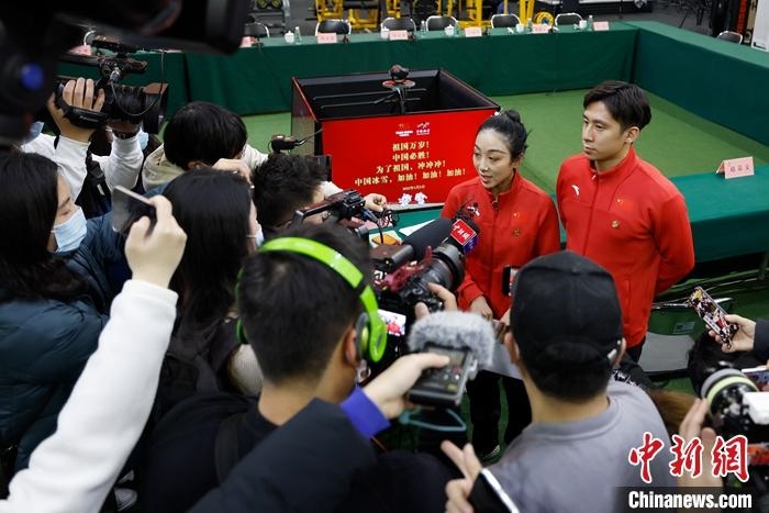 1月5日晚，全力沖刺北京冬奧學(xué)習(xí)座談會在北京舉行。座談會后，中國花樣滑冰雙人滑組合隋文靜、韓聰接受記者采訪。 <a target='_blank' href='/'>中新社</a>記者 富田 攝