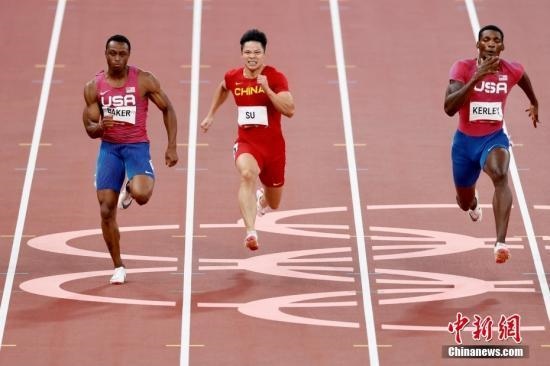 資料圖：北京時(shí)間8月1日晚，在東京奧運(yùn)會(huì)男子百米決賽中，中國(guó)選手蘇炳添以9.98秒的成績(jī)獲得第六名，作為首位闖進(jìn)奧運(yùn)男子百米決賽的中國(guó)人，他再次創(chuàng)造了歷史。圖為蘇炳添在比賽中。<a target='_blank' href='/'>中新社</a>記者 富田 攝