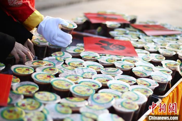 資料圖：工作人員將定制的臘八粥擺放整齊?！°蟛?攝