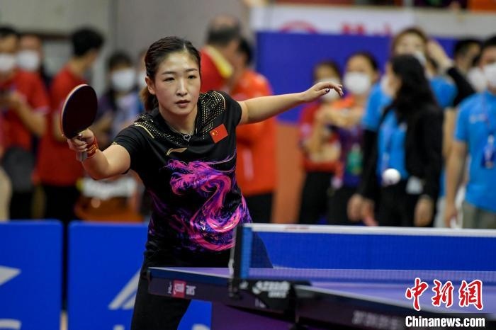 劉詩雯在2021年全國乒乓球“業(yè)余球王”總決賽中與選手互動(dòng)交流球技?！●樤骑w 攝