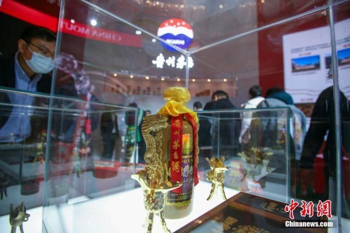 10月19日，天津，參觀者在中國(guó)茅臺(tái)展位參觀展示的白酒。當(dāng)天，第105屆全國(guó)糖酒商品交易會(huì)在國(guó)家會(huì)展中心(天津)啟幕。本屆糖酒會(huì)展覽總面積20萬(wàn)平方米，吸引了來(lái)自40多個(gè)國(guó)家和地區(qū)的3504家參展商參展，共設(shè)置了傳統(tǒng)酒類、葡萄酒及國(guó)際烈酒、食品及飲料、調(diào)味品及配料、食品機(jī)械及包裝等展區(qū)。 <a target='_blank' href='/'>中新社</a>記者 佟郁 攝