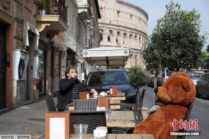 資料圖：意大利羅馬斗獸場附近的酒吧，顧客在露臺上喝酒。