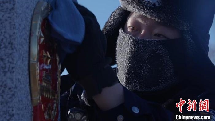 圖為恩和哈達(dá)邊境派出所的9名民警踏雪巡邊?！⒕S明 攝