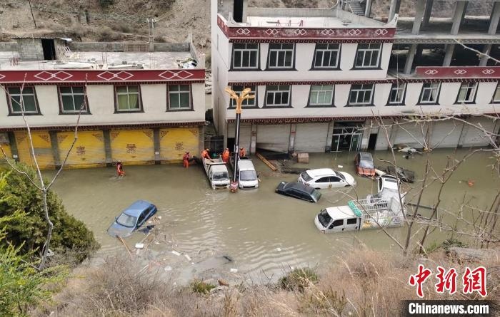 救援人員正在丹巴一處民房被淹處搜尋和轉移人員?！≈苡?攝