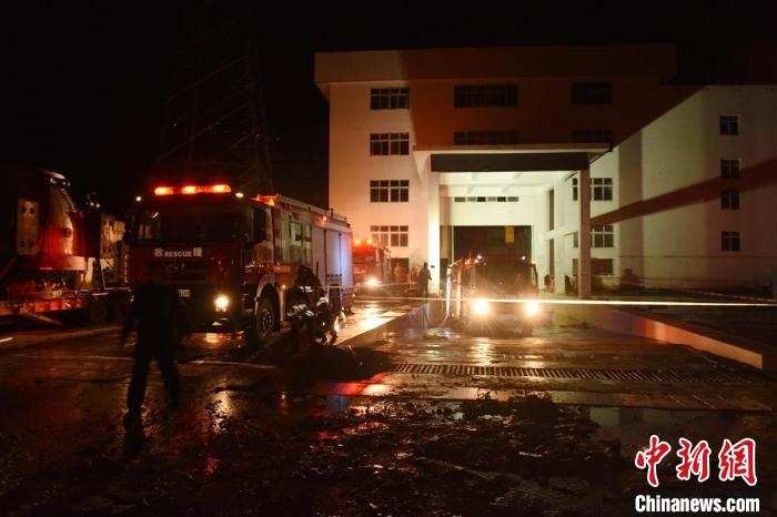 丹巴關州電站外多臺消防車輛正在開展排水作業(yè)?！≈苡?攝