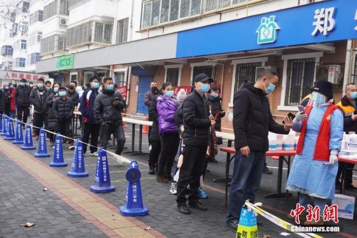 資料圖：1月7日，河南鄭州，市民有序排隊(duì)進(jìn)行核酸檢測(cè)。<a target='_blank' href='/'>中新社</a>記者 劉鵬 攝