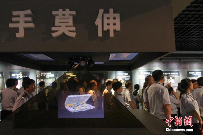 資料圖：2015年10月，海南省公安廳組織黨員干部前往反腐倡廉警示教育基地參觀受教。洪堅(jiān)鵬 攝