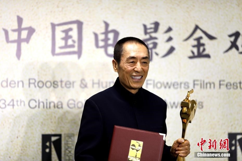 (資料圖：張藝謀以執(zhí)導(dǎo)《懸崖之上》榮膺最佳導(dǎo)演獎(jiǎng)。 <a target='_blank' href='/'>中新社</a>記者 呂明 攝)