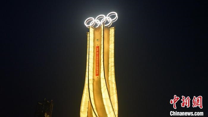 1月25日，由中建二局三公司承建的“海陀塔”順利竣工，奧運五環(huán)閃耀延慶冬奧賽區(qū)?！≈薪ǘ秩竟﹫D
