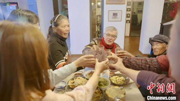 圖為賀歲紀錄片《“洋女婿”的中國年》劇照?！『h航 攝