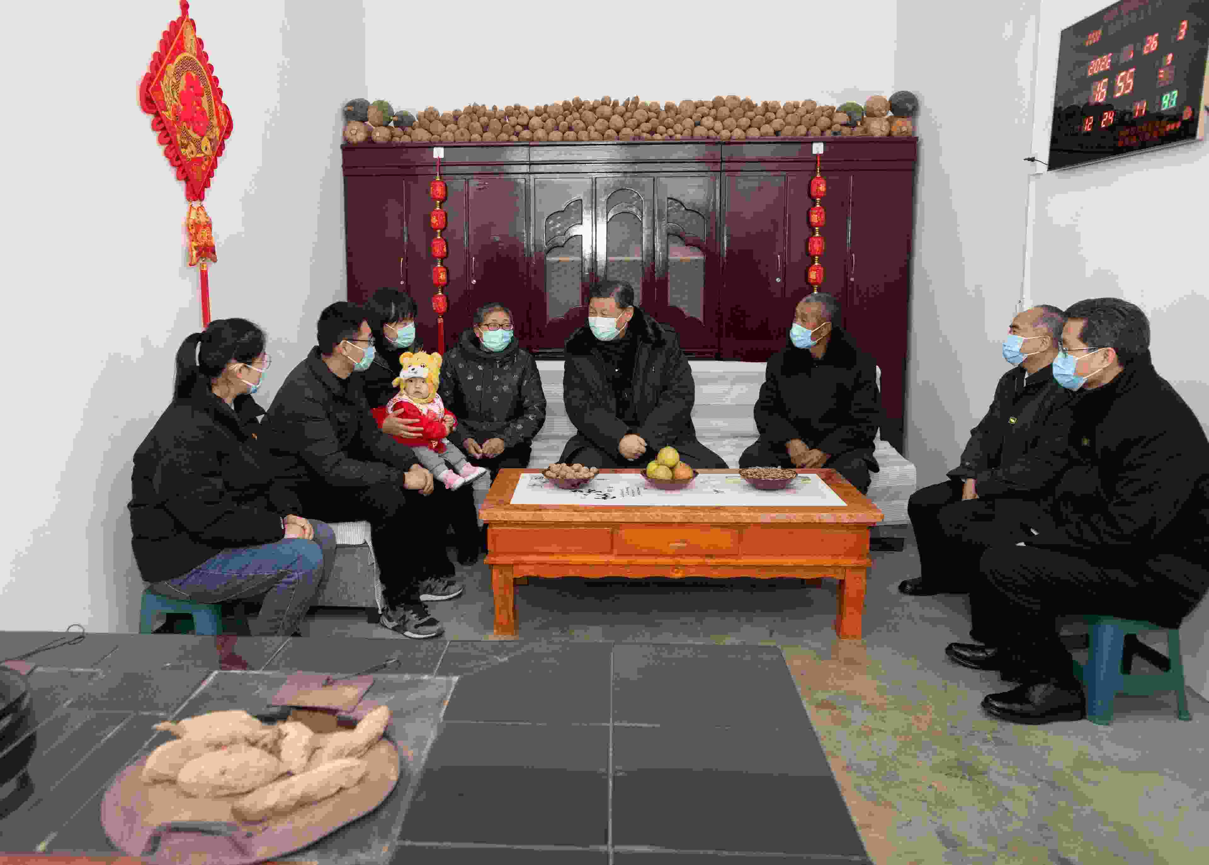 △2022年1月26日，中共中央總書記、國家主席、中央軍委主席習(xí)近平在臨汾市汾西縣僧念鎮(zhèn)段村同村民蔡文明一家親切交流。