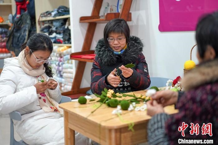 文創(chuàng)工作室的姐妹們正在鉤織月桂葉片?！」帕捡x 攝