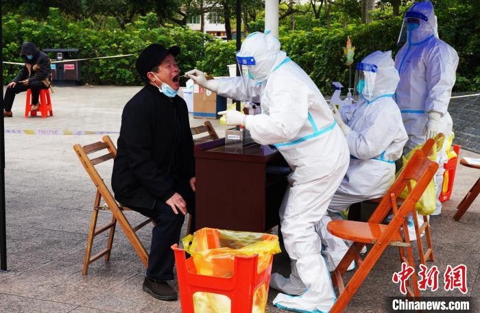 圖為德?？h組織民眾接受核酸檢測?！〉卤？h融媒體中心供圖