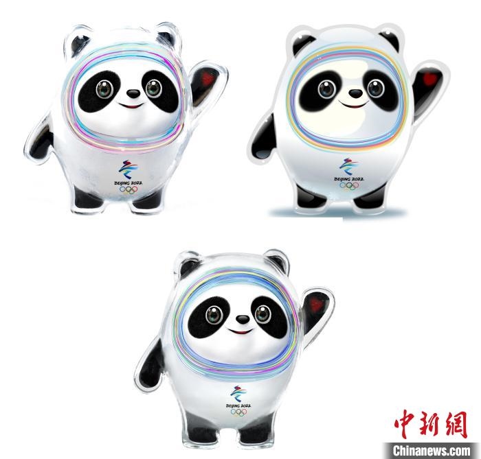 設(shè)計團(tuán)隊將“冰絲帶”的形象引入大熊貓后逐漸成型。上方兩個形象還是外八字腳，下方形象為最終定稿?！⑵皆乒﹫D