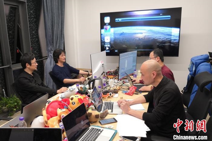 廣州美術(shù)學(xué)院曹雪、劉平云帶領(lǐng)的設(shè)計團(tuán)隊對北京冬奧會吉祥物加班加點進(jìn)行修改設(shè)計。(資料圖) 劉平云供圖