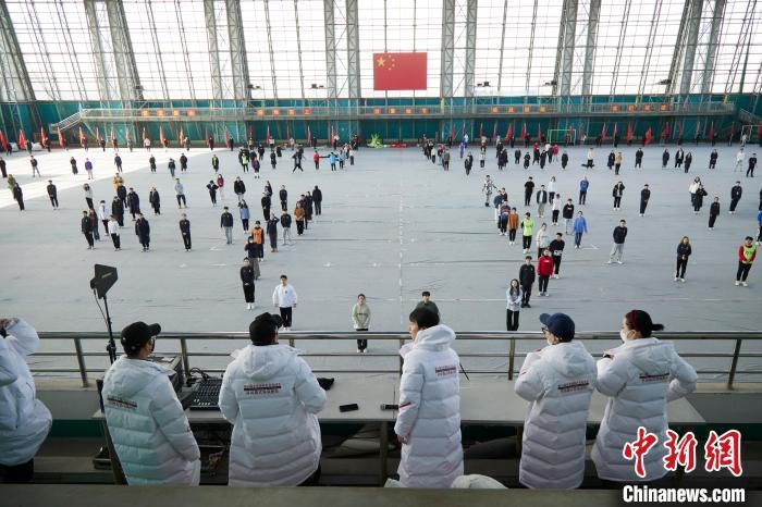 北京冬奧會(huì)閉幕式開始前，演員們?cè)谶M(jìn)行排練?！埼暮?供圖