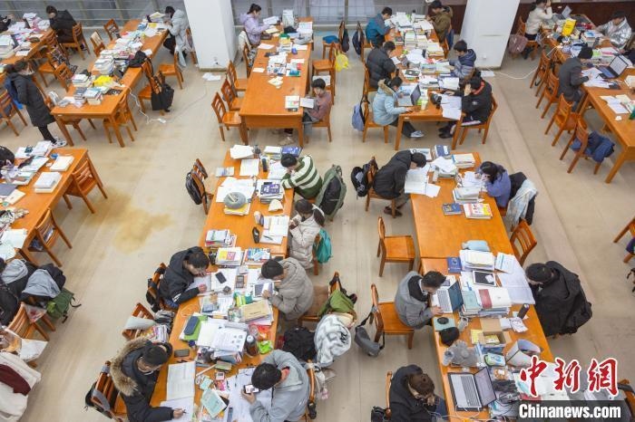 資料圖：南昌大學(xué)圖書館自習(xí)室內(nèi)，考生正在緊張復(fù)習(xí)?！⒘?攝